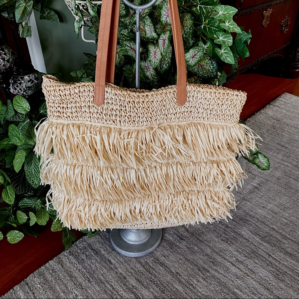 UNIVERSAL THREADS • Straw Tote - Picture 4 of 15
